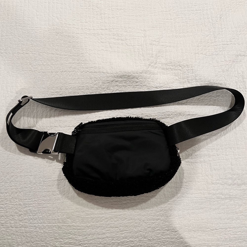 Lululemon Everywhere Fleece Belt Bag 1L - Picture 7 of 11